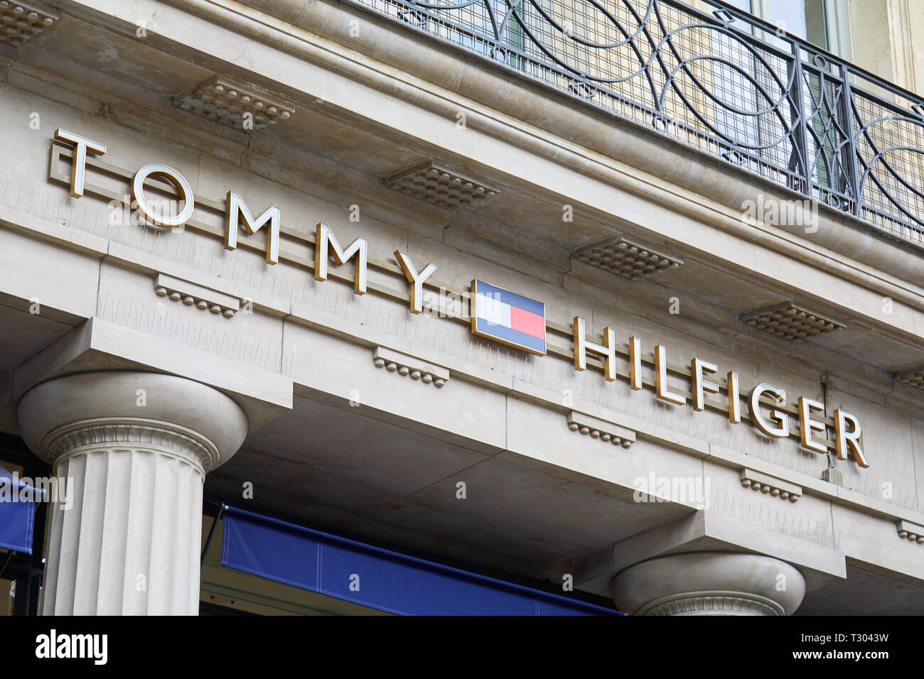 PARIS, Frankreich, 22. JULI 2017: Tommy Hilfiger mode Luxus Store anmelden in Paris, Frankreich. Stockfoto
