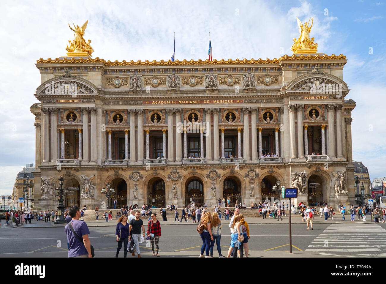 PARIS, Frankreich, 22. JULI 2017: Opera Garnier mit Menschen und Touristen an einem sonnigen Sommertag in Paris, Frankreich Stockfoto