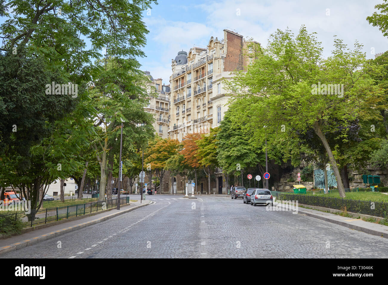PARIS, Frankreich, 23. JULI 2017: leere Straße in Paris mit Garten und alten Gebäuden in Frankreich Stockfoto