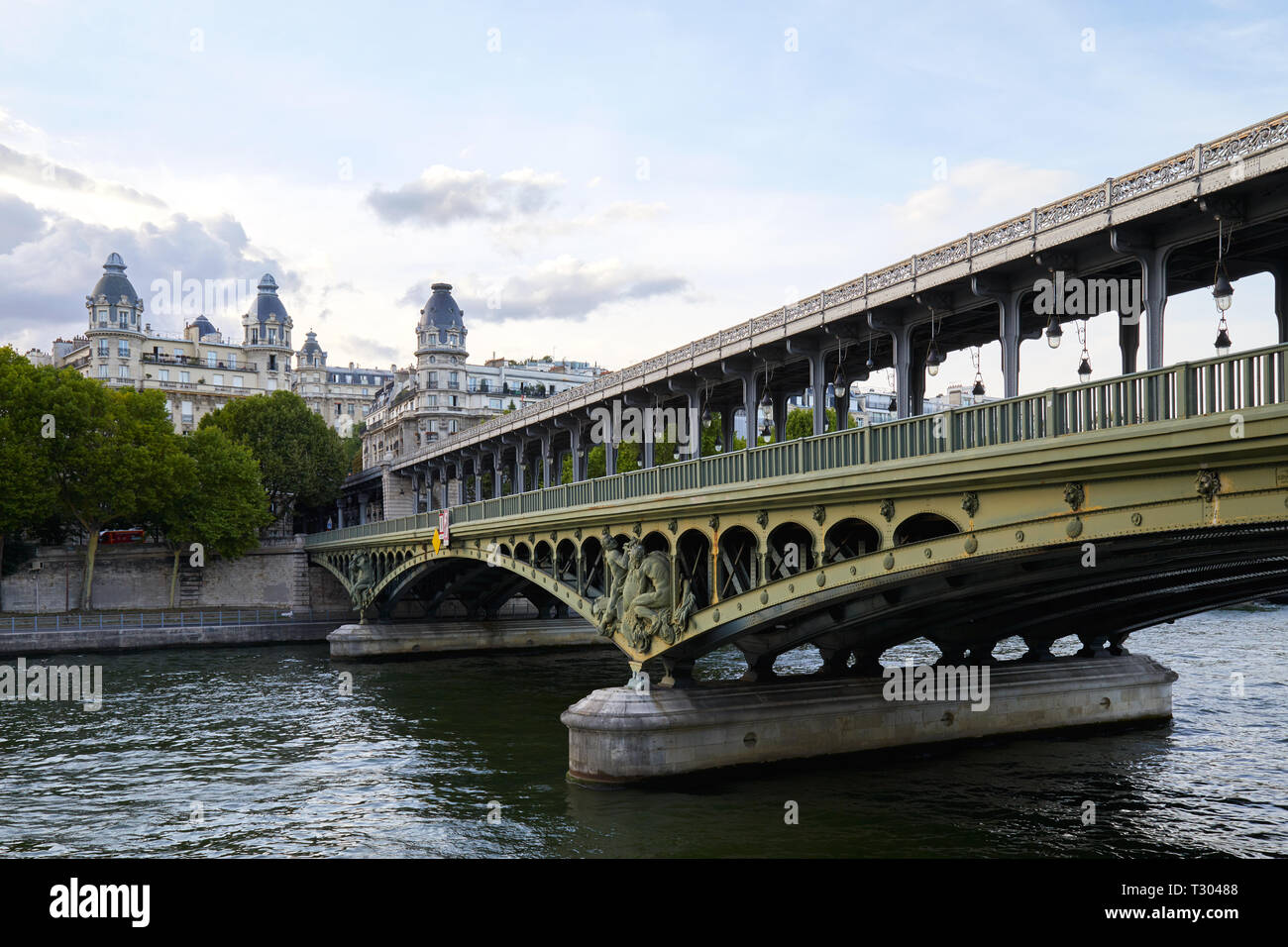 Bir Hakeim Brücke im Sommer am Nachmittag in Paris, Frankreich Stockfoto