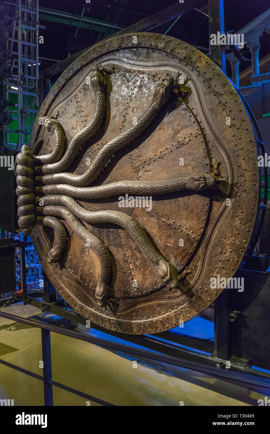 Warner Bros. Studio Tour" die Herstellung von Harry Potter', Kammer des Schreckens  Schlange Tür wie in der Produktion des Films, Leavesden, London, UK  Stockfotografie - Alamy