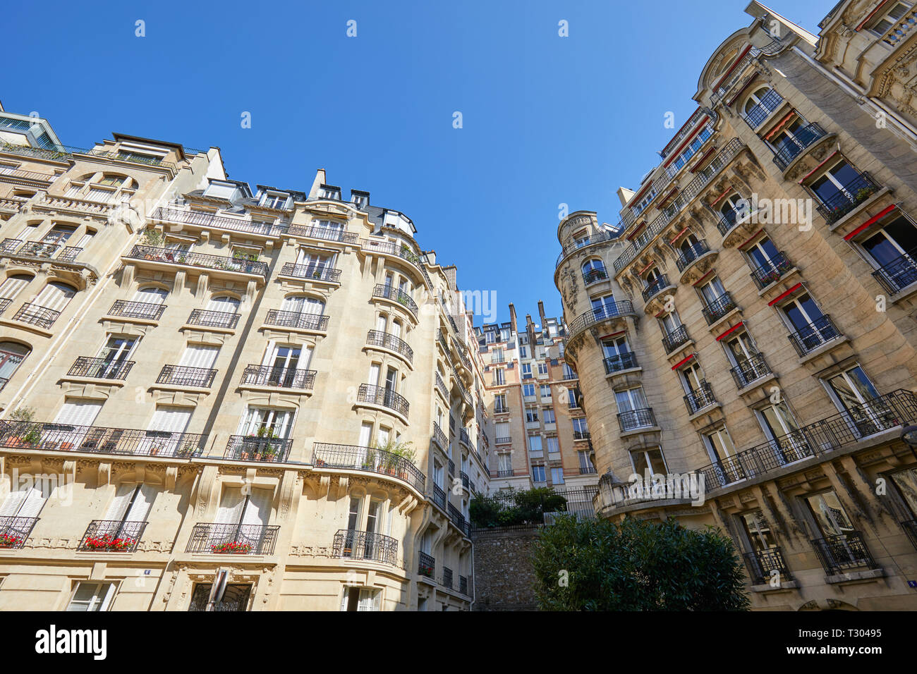 PARIS, Frankreich, 21. JULI 2017: Alte Luxus Gebäude Fassade, Low Angle View an einem sonnigen Sommertag in Paris, Frankreich Stockfoto