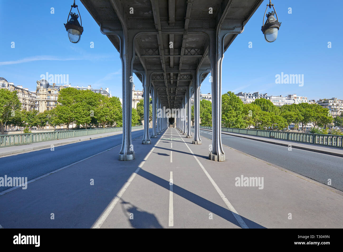 Bir Hakeim Brücke in Paris, perspektivische Ansicht an einem sonnigen Sommertag in Frankreich Stockfoto