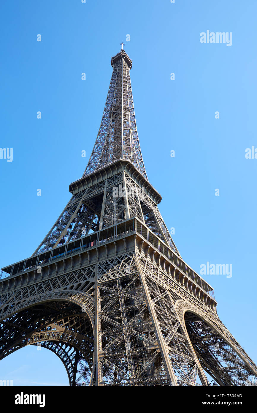 Eiffelturm in Paris an einem sonnigen Tag, Low Angle View und strahlend blauer Himmel Stockfoto