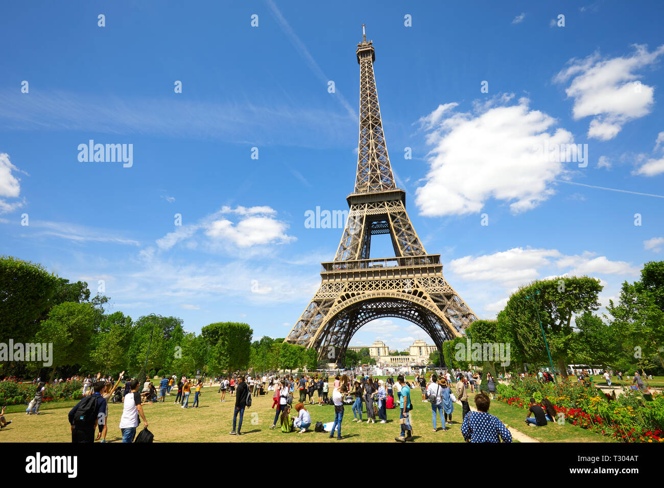PARIS, Frankreich, 21. JULI 2017: Eiffelturm in Paris und grünes Feld von Mars Wiese mit Menschen und Touristen in einem sonnigen Sommertag, blauer Himmel Stockfoto