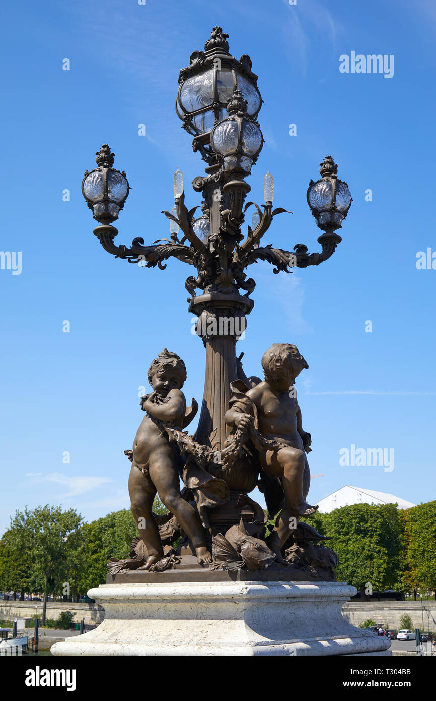 Alexandre III Brücke eingerichtet Straßenlaterne mit Statuen in Paris an einem sonnigen Sommertag, Frankreich Stockfoto