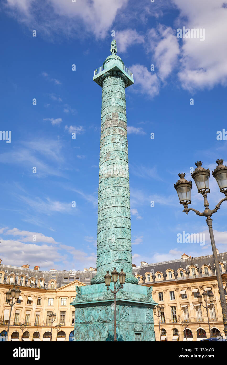 PARIS, Frankreich, 21. JULI 2017: Place Vendôme-Säule an einem sonnigen Sommertag in Paris, Frankreich. Stockfoto
