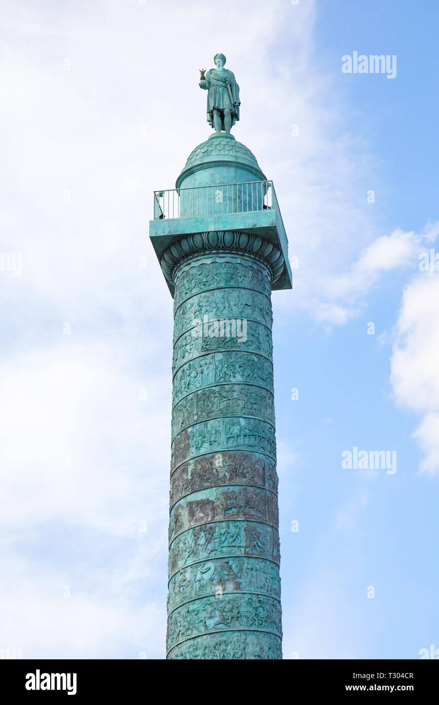 PARIS, Frankreich, 21. JULI 2017: Place Vendôme-Säule im Sommer, bewölkter Himmel in Paris, Frankreich. Stockfoto