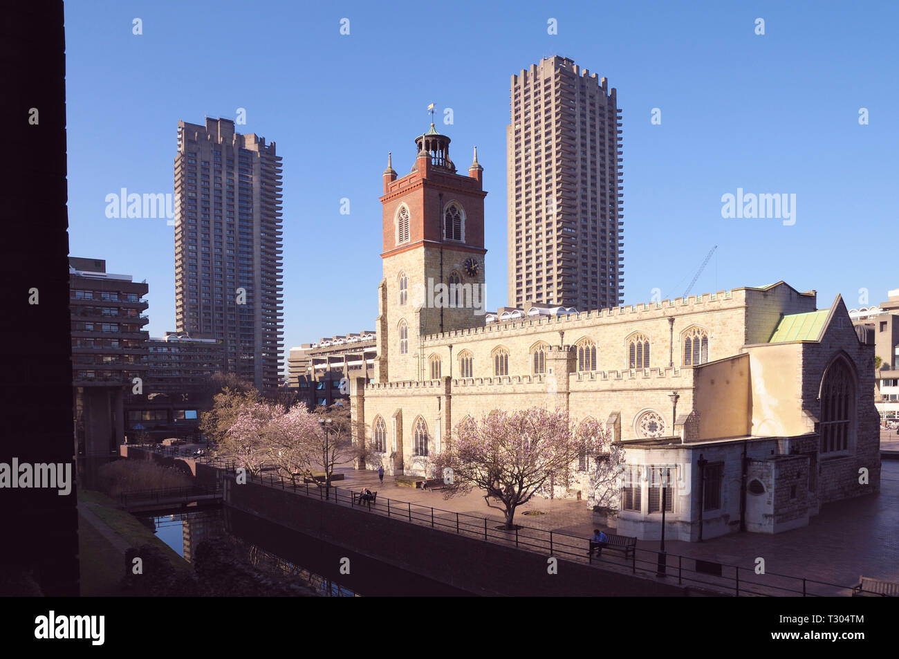 St Giles Cripplegate Kirche mit Lauderdale Tower (links) und Shakespeare Turm (rechts), Barbican Estate, Fore Street, London, England, Großbritannien Stockfoto