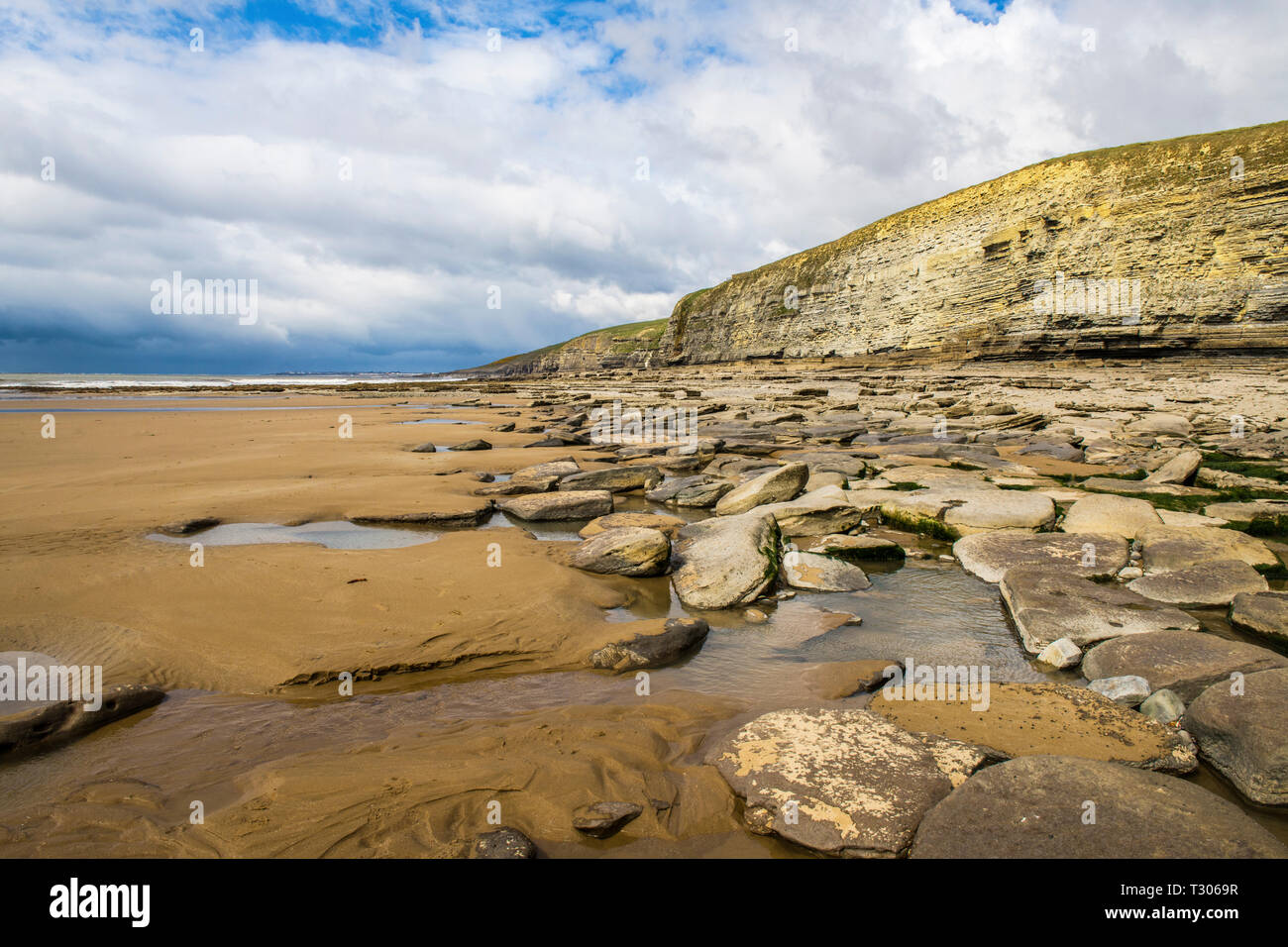 Dunraven Bay in der Nähe von Southerndown an der Glamorgan Heritage Coast, einem beliebten und attraktiven Strand in das Tal von Glamorgan, South Wales. Stockfoto