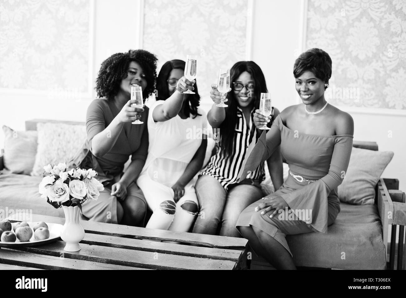 Gruppe von partying afrikanischen Mädchen Anstoßen mit Sekt Champagner. Stockfoto