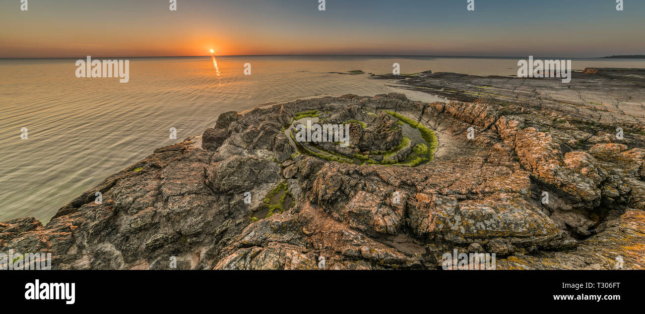 Sonnenaufgang über dem Meer an der Priester Badewanne (Prastens Badkar) sand Vulkan Bildung an der Küste von. Vik, Simrishamn, Skåne, Schweden, Skandinavien. Stockfoto