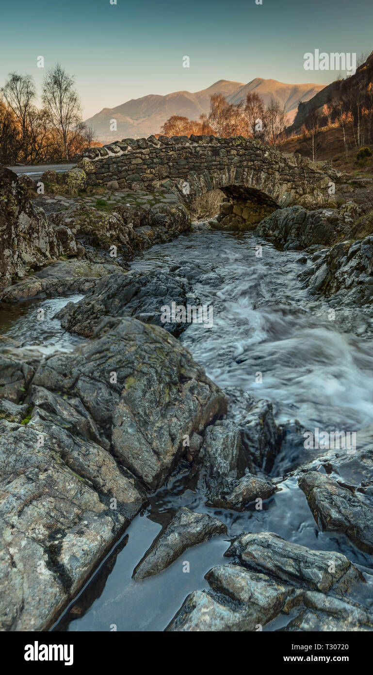 Der Blick auf das SKIDDAW von ASHNESS BRIDGE, Lake District National Park Stockfoto