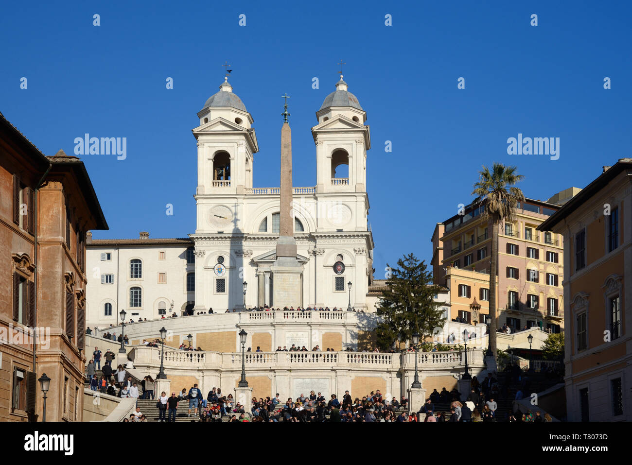Kirche der Santissima Trinità dei Monti Kirche & Obelisk oberhalb der Spanischen Treppe in Rom Italien Stockfoto