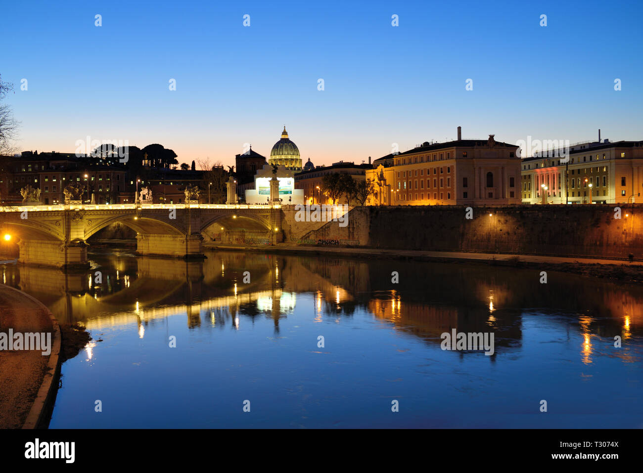 Reflexionen in der Dämmerung oder Dunkelheit am Tiber mit Stadtbild von Rom, Ponte Vittorio Emanuele II Bridge und die Skyline der Stadt, Rom Italien Stockfoto