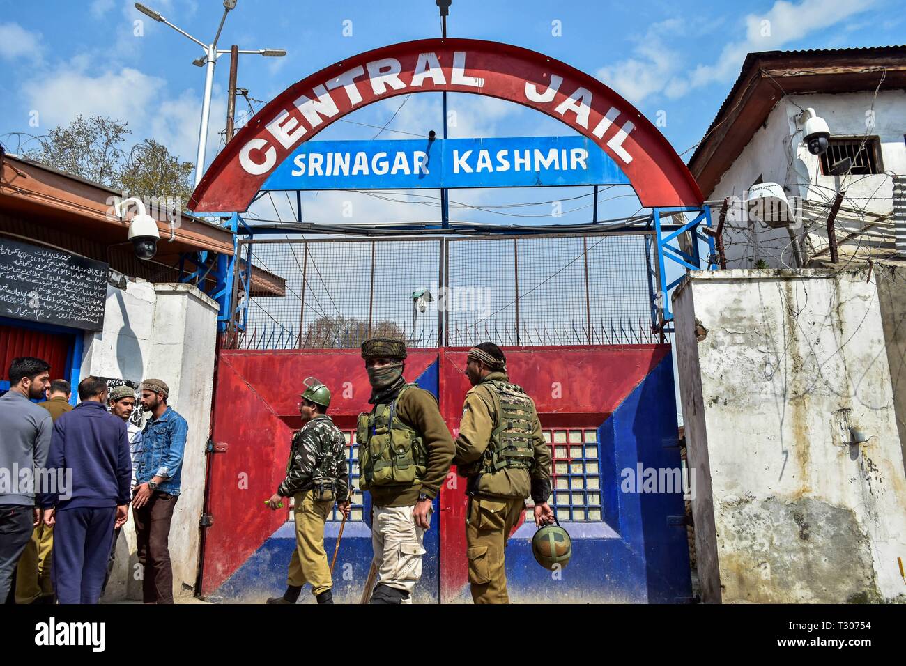 Paramilitärische troopers gesehen Wache als Verwandte von Insassen warten für Nachrichten während der Riot breakout in der zentralen Gefängnis in Srinagar, Kashmir. Unruhen brachen im Inneren eine hohe Sicherheit zentrale Gefängnis in Srinagar, nachdem Gerüchte von Gefangenen aus dem Kaschmir-tal verschoben werden. Inzwischen haben die Behörden ausgesetzt haben, Internet und auferlegten Beschränkungen in der Altstadt von Dubrovnik. Stockfoto