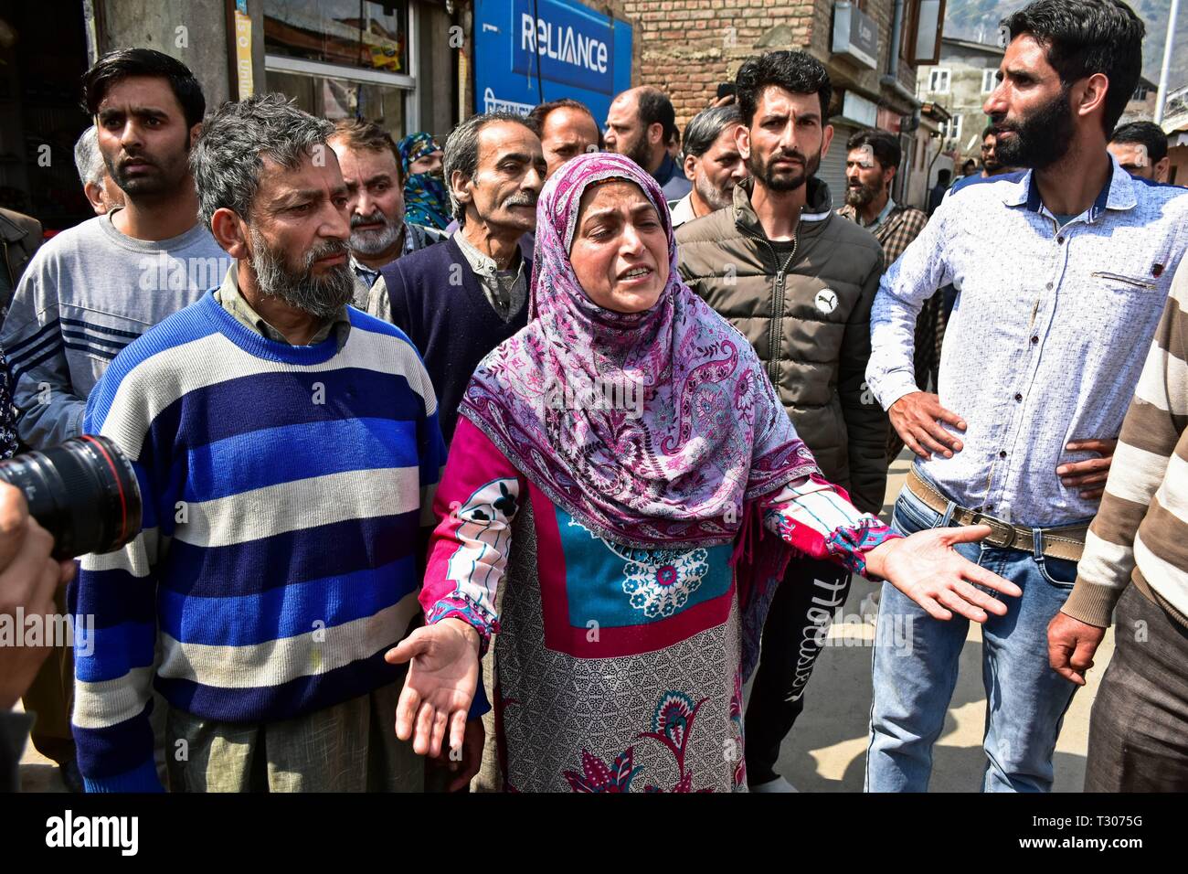 Besorgten Verwandten gesehen Warten auf Nachrichten außerhalb der zentralen Gefängnis während der Riot breakout in Srinagar, Kashmir. Unruhen brachen im Inneren eine hohe Sicherheit zentrale Gefängnis in Srinagar, nachdem Gerüchte von Gefangenen aus dem Kaschmir-tal verschoben werden. Inzwischen haben die Behörden ausgesetzt haben, Internet und auferlegten Beschränkungen in der Altstadt von Dubrovnik. Stockfoto