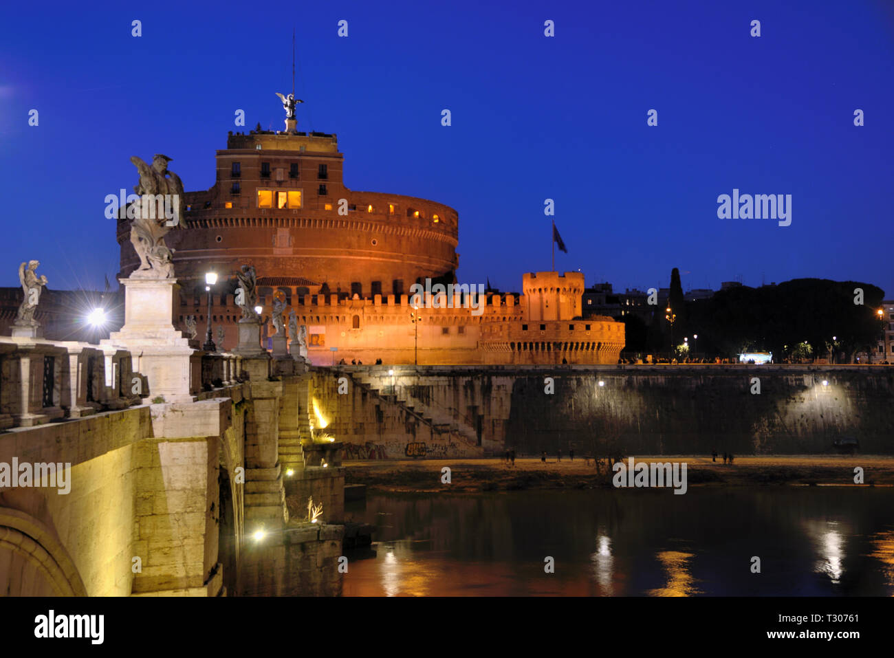 Castel Sant'Angelo Burg oder Festung, aka das Mausoleum des Hadrian (123-139 N.CHR.), an den Ufern des Flusses Tiber, Nachts, Rom Italien Stockfoto