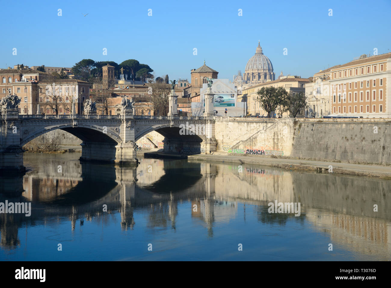 Ponte Vittorio Emanuele II Brücke, Fluss Tiber und Stadtbild von Rom mit Dom der Basilika St. Peter, Rom, Italien Stockfoto