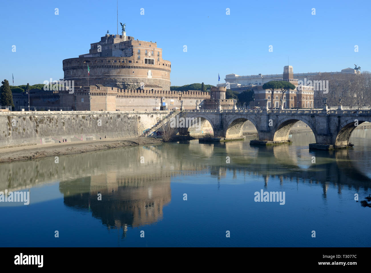 Reflexion des Castel Sant'Angelo Festung oder Burg, heute ein Museum, oder Hadrian' Mausoleum im Tiber Rom Italien Stockfoto