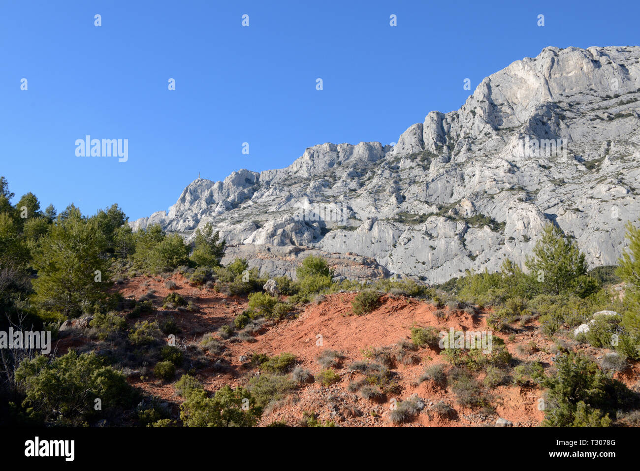 Ocker Aufschlüsse & südlichen Klippen des Mont Sainte-Victoire oder Berg Sainte Victoire, gefeiert von Paul Cezanne, Aix-en-Provence Provence Frankreich Stockfoto