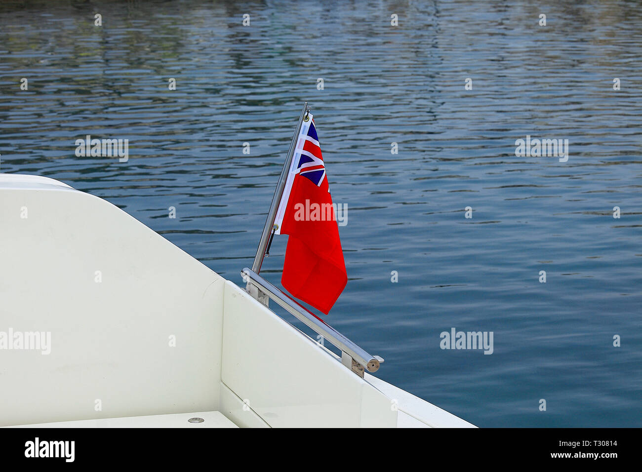Britische Flagge auf Stern Luxus Yacht. Blaue Meer im Hintergrund. Stock Bild. Stockfoto