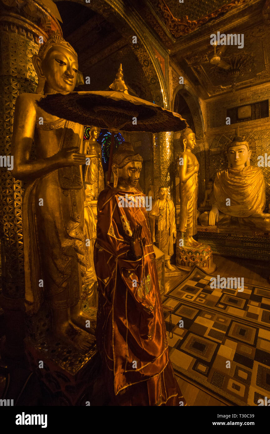 Idole des Buddha in einem Schrein an der Shwedagon Pagode, Yangon, Myanmar (Birma). Stockfoto