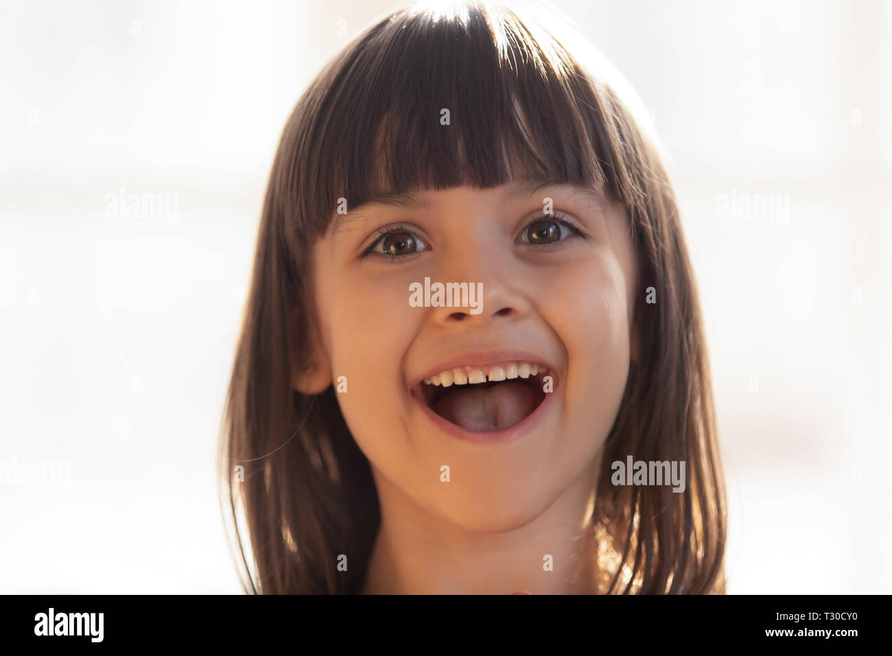 Portrait von wenig liebenswert fröhliches Mädchen an Kamera suchen Stockfoto