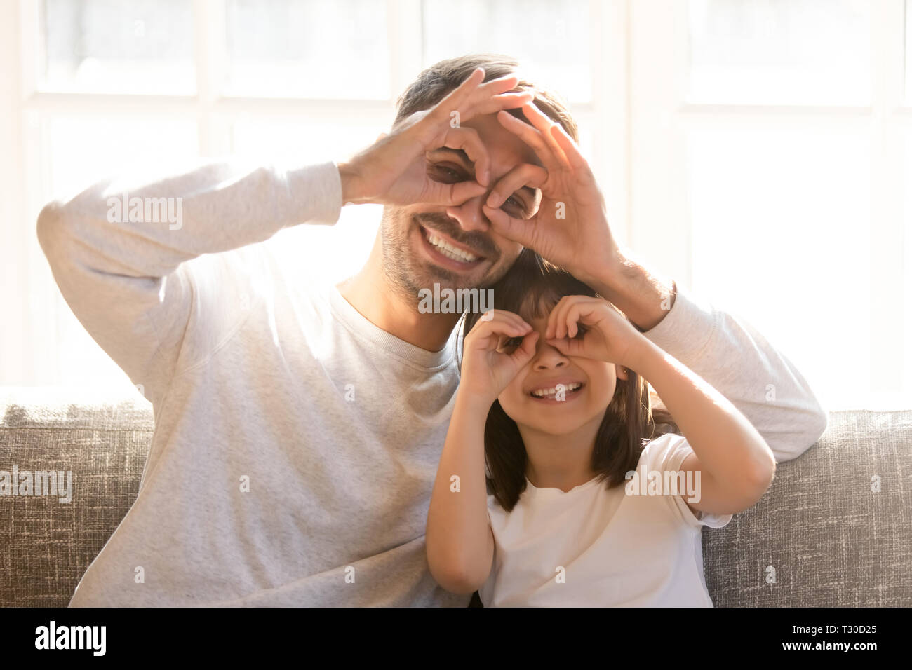 Vater und Kind Tochter Tricks zu Hause ausüben Stockfoto