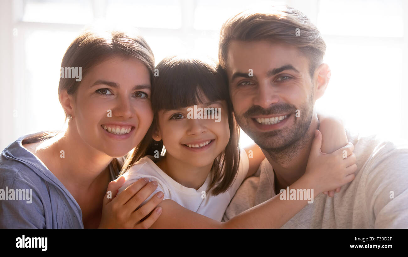 Glückliche Familie mit kleinen niedlichen Tochter lächelnd an Kamera suchen Stockfoto