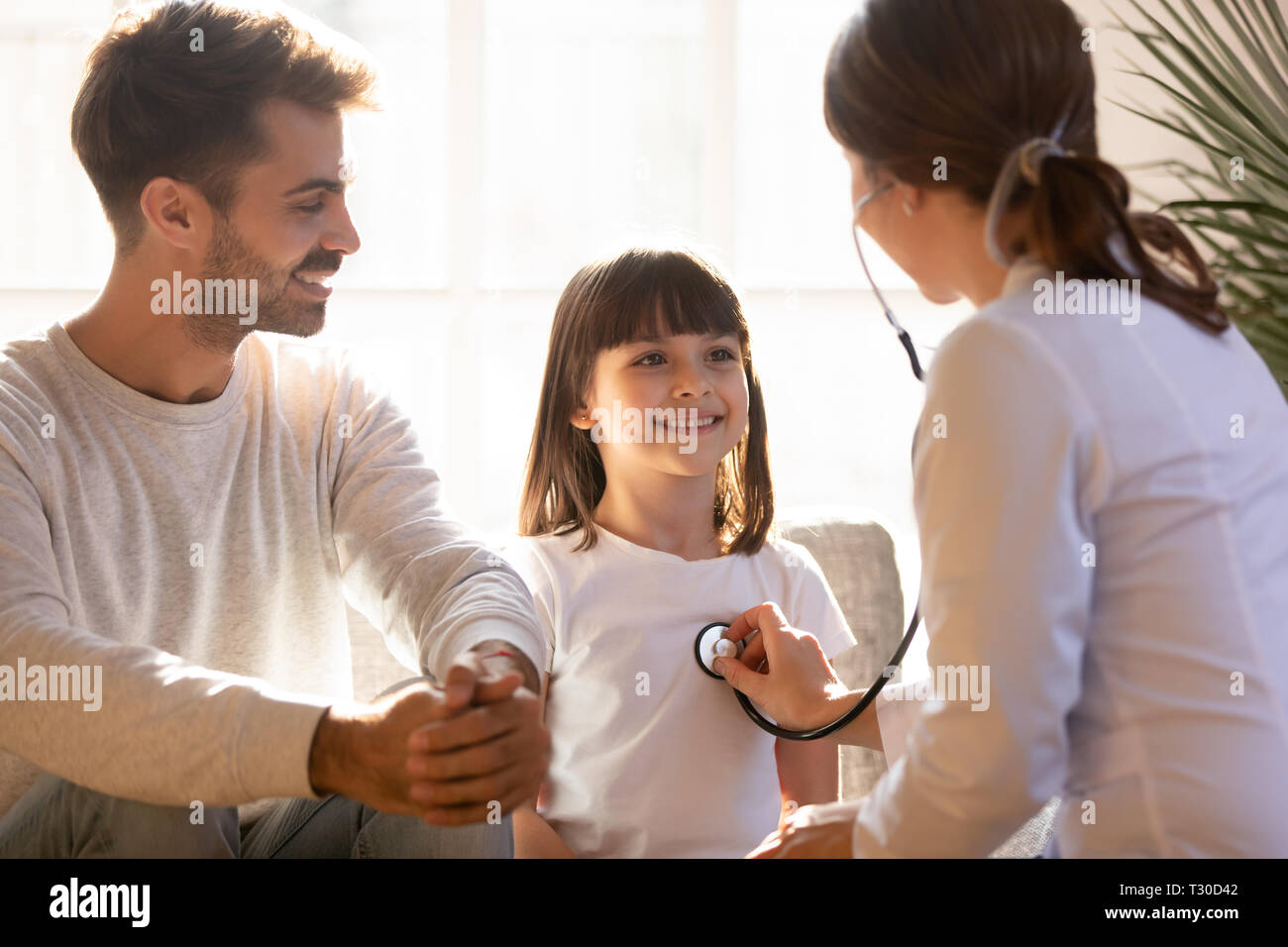 Kinderarzt holding Stethoskop hören Herztöne des kleinen Mädchens Stockfoto