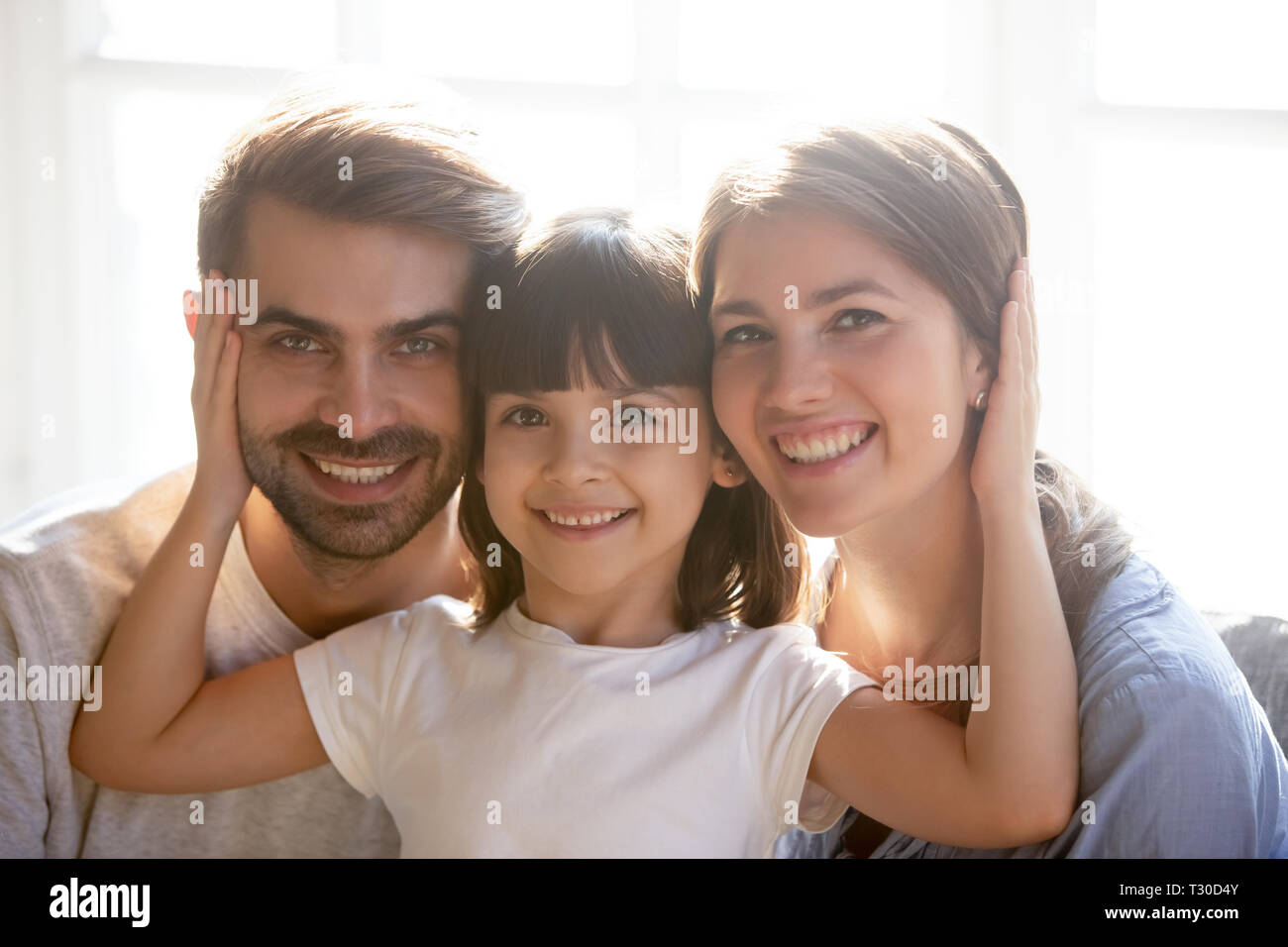 Kopf geschossen Portrait glückliche Familie mit kleinen niedlichen Tochter Stockfoto