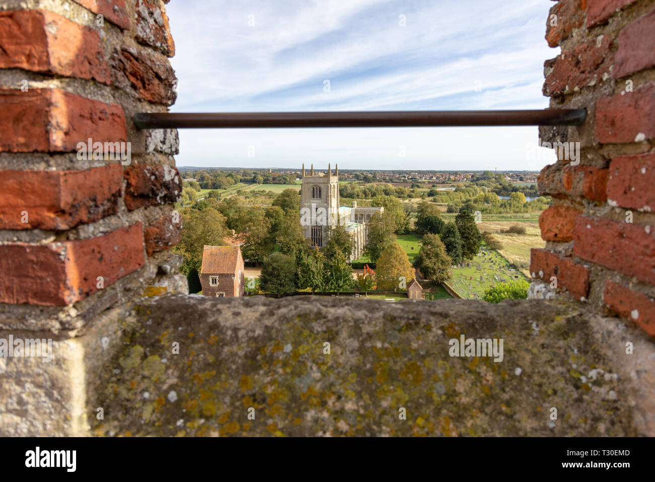 Außenansicht des Heiligen Trinitiy Stiftskirche und Umgebung in Tattershall, Lincolnshire, England, Vereinigtes Königreich Stockfoto