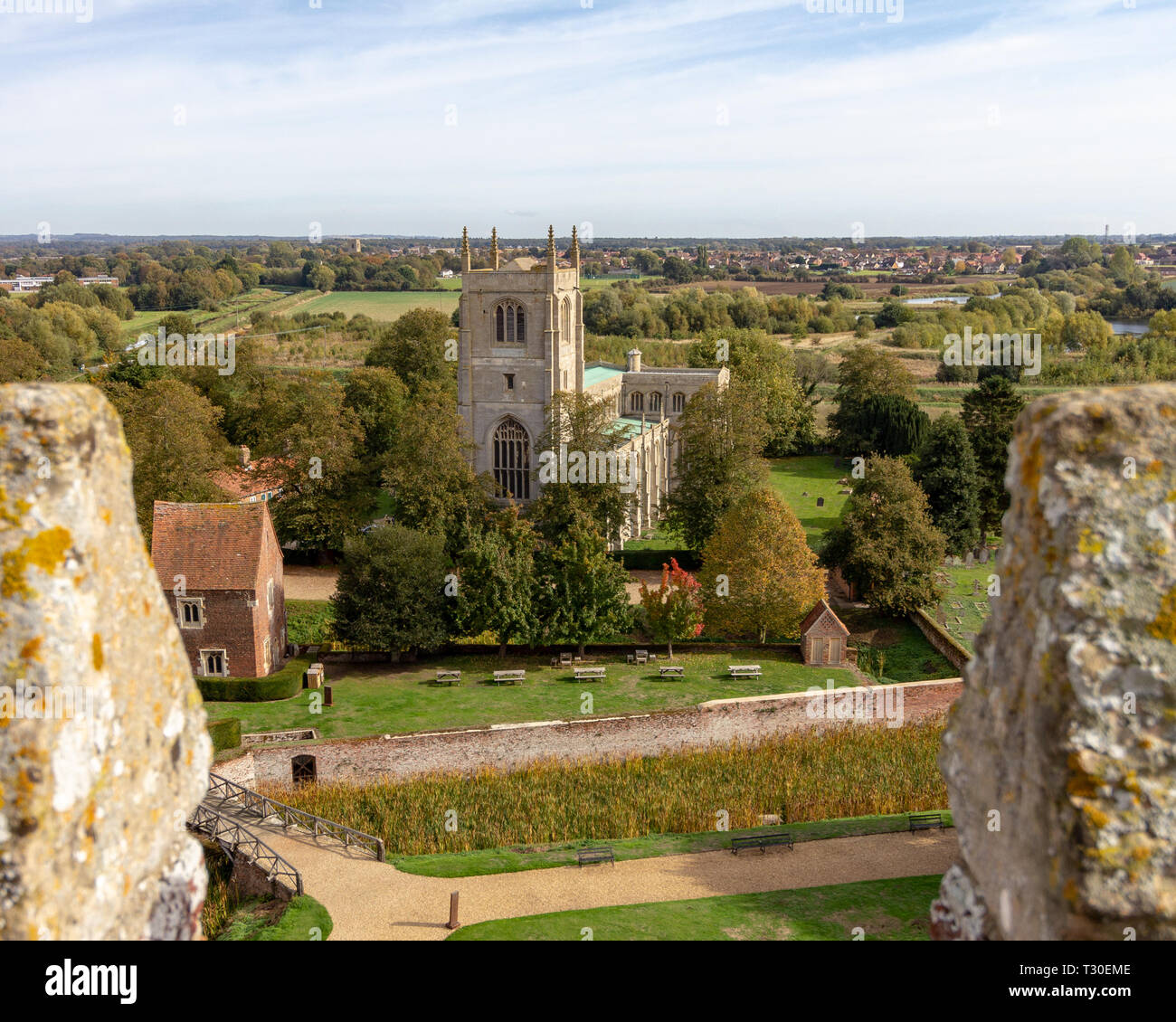 Außenansicht des Heiligen Trinitiy Stiftskirche und Umgebung in Tattershall, Lincolnshire, England, Vereinigtes Königreich Stockfoto