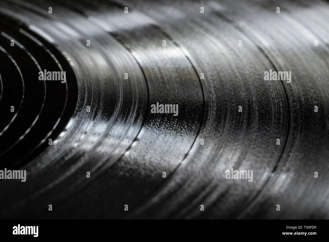 Oberfläche von einer alten Schallplatte. Makroaufnahme, geringe Tiefenschärfe. Stockfoto