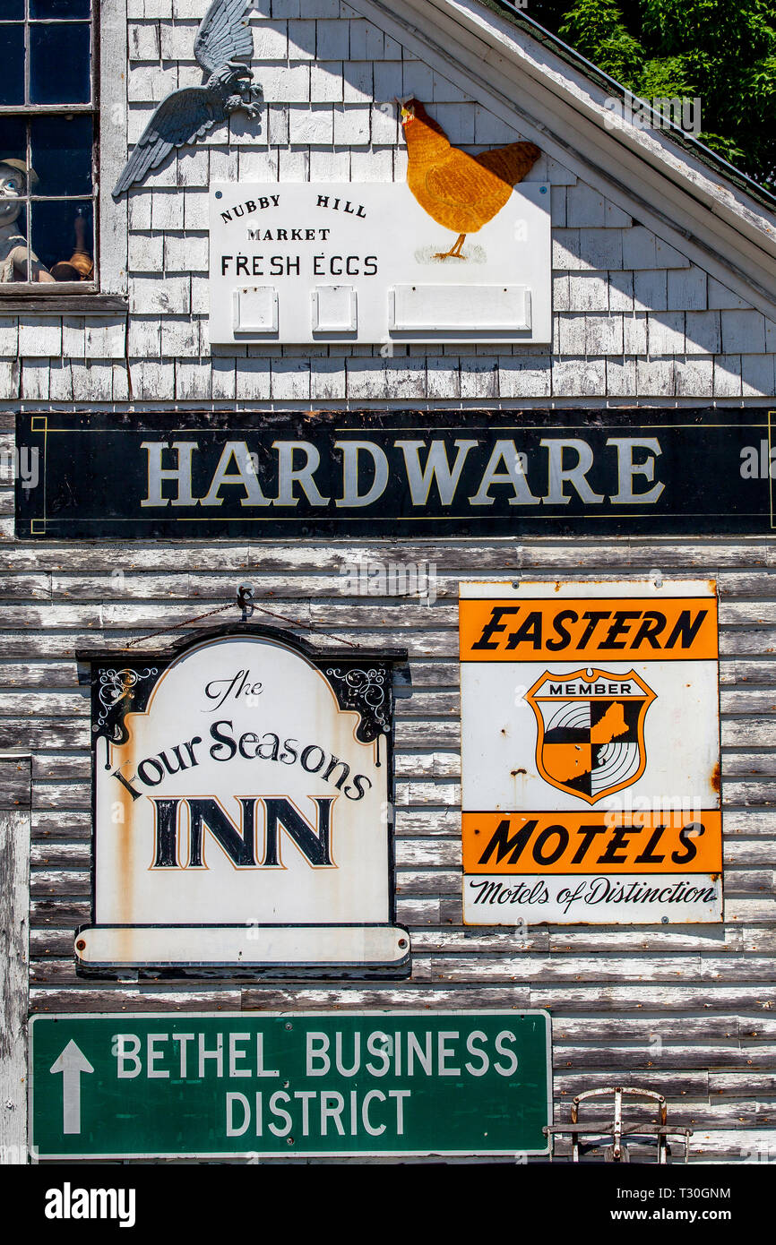 Alte Schilder hängen an den Wänden des Dampfes Mühle Antiquitäten und Sammlerstücke Shop auf der Route 2, der Große Wagen Trail, in Bethel, Maine, USA. Stockfoto