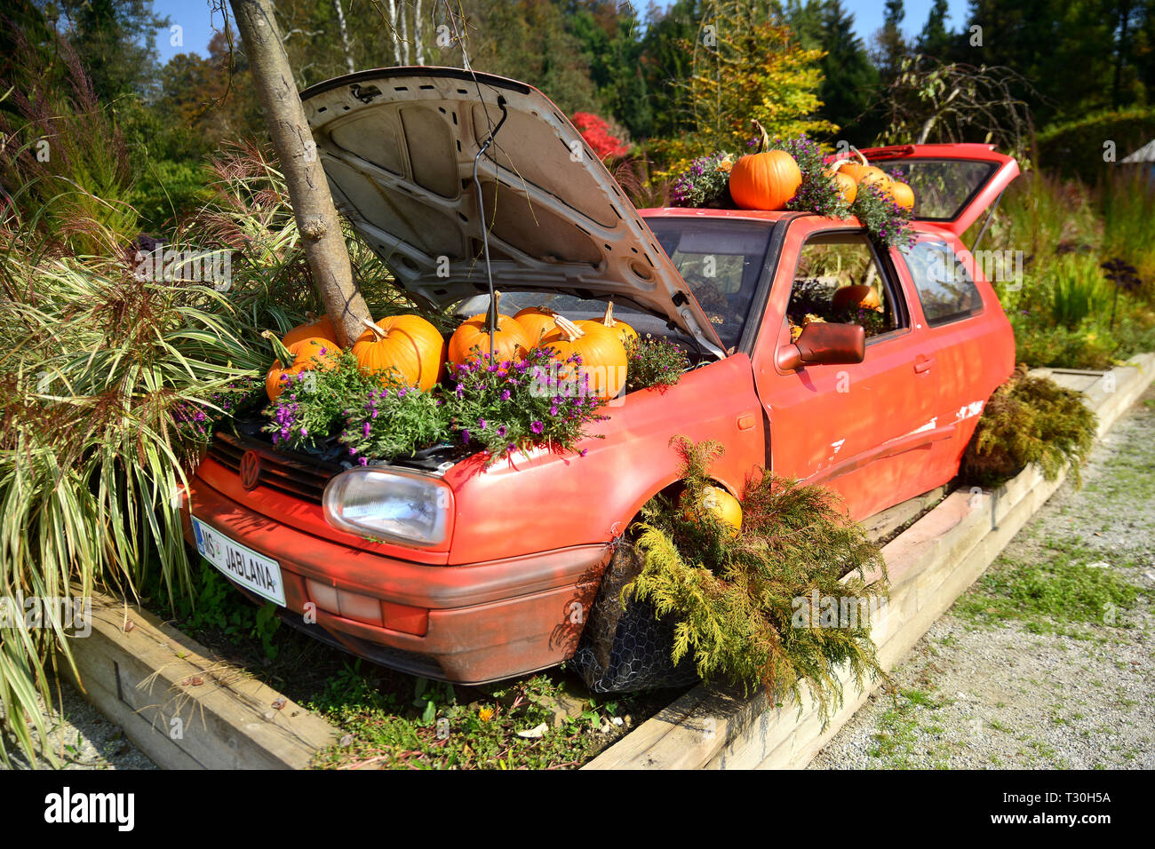 VOLCJI POTOK, Slowenien - Oktober 13, 2018: Lustige Herbst Kürbis Ausstellung im Arboretum Volcji Potok in der Nähe von Kamnik Stadt. Stockfoto