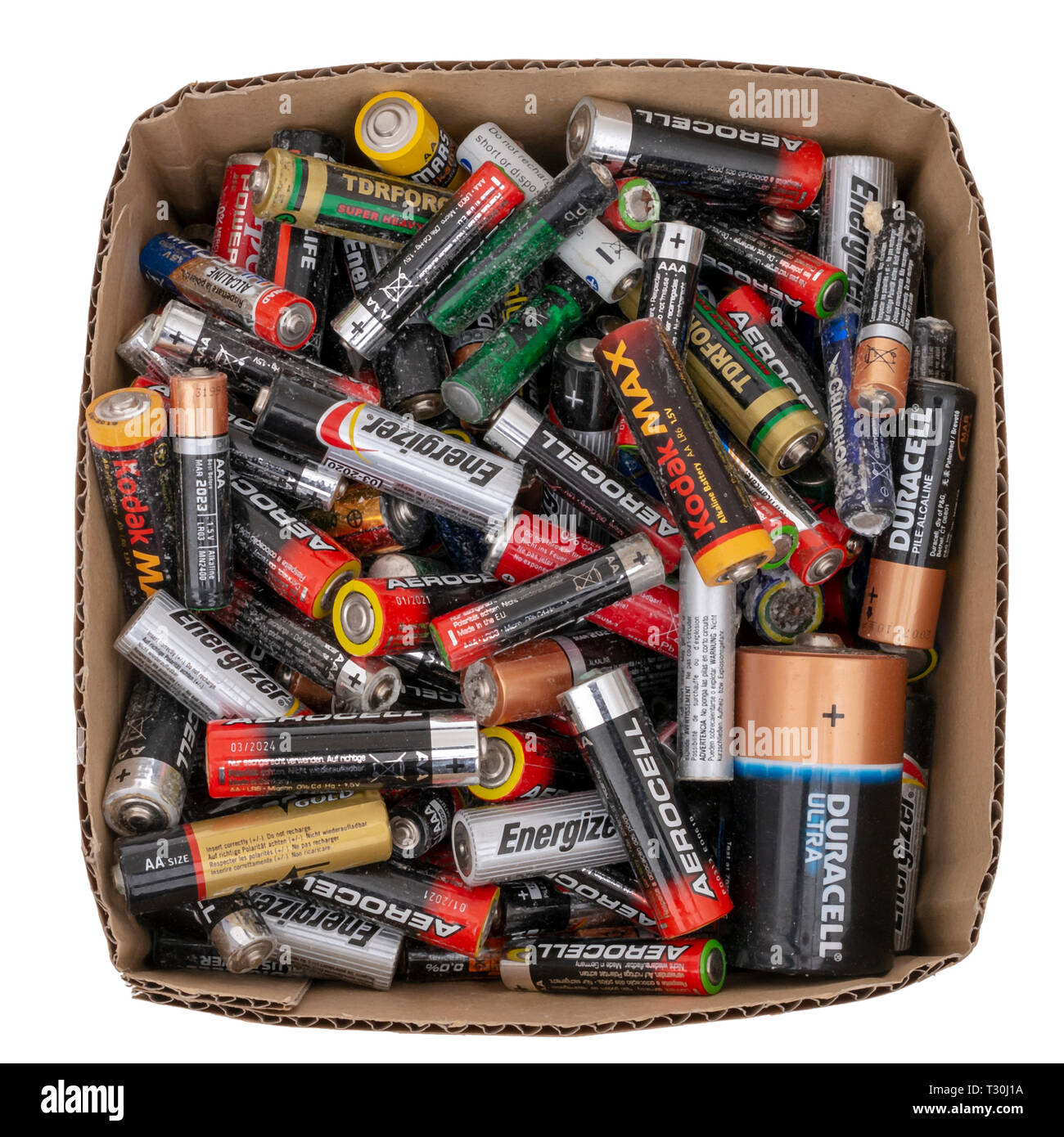 Schachtel mit kleinen inländischen Trockenbatterien, alte Müll zu recyceln. Auf weiß isoliert. Alkalisch. Europa, Großbritannien AA- und AAA-Größe. Stockfoto