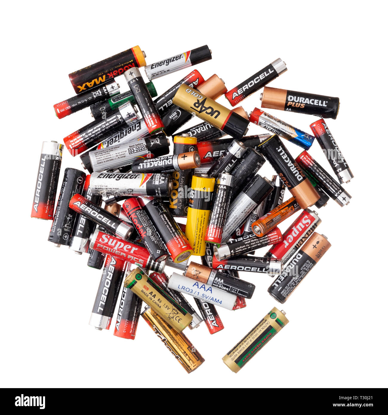 Kleine inländische Trockenbatterien, alte Müll zu recyceln. Auf weiß isoliert. Alkalisch. Europa, Großbritannien AA- und AAA-Größe. Stockfoto