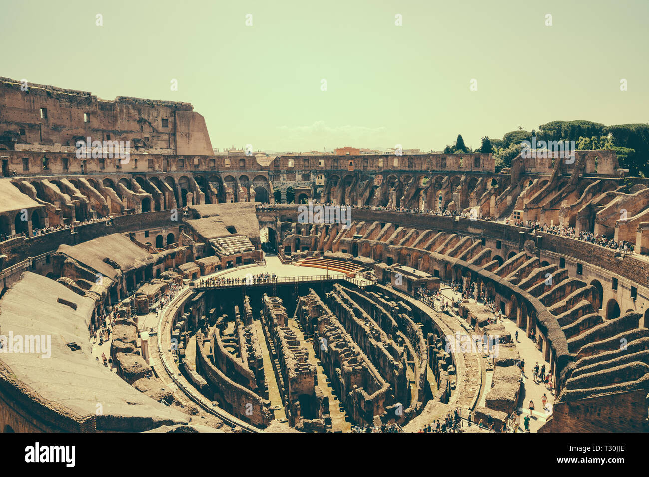 Rom, Italien, 20. Juni 2018: Panoramablick auf Innere des Kolosseums in Rom. Tag Sommer mit Blau und sonnigen Himmel Stockfoto