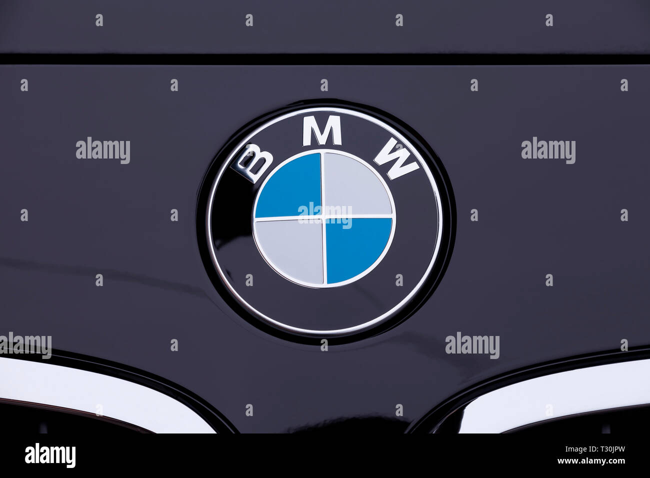 BMW Logo auf der vorderen Haube des neuen BMW 118i der 1-Serie. Bild am 4. April 2019 in Madrid, Spanien. Stockfoto