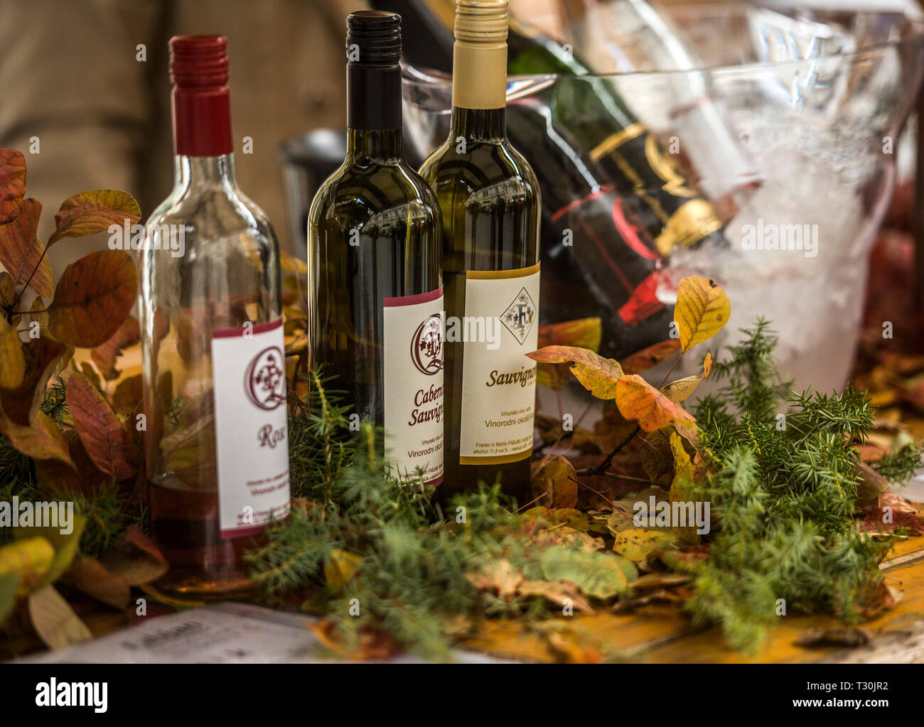 LJUBLJANA, Slowenien - 10. NOVEMBER 2018: ausgestellten Sorten Wein in Ljubljana Wine Trail Veranstaltung im Zentrum der Stadt. Stockfoto