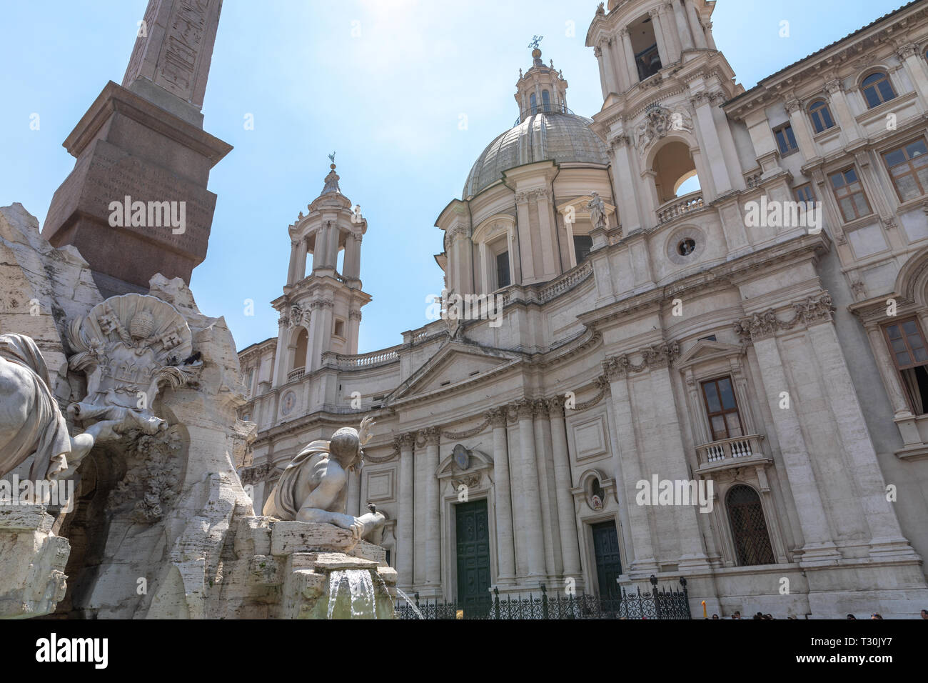 Blick auf Kirche Sant'Agnese in Agone, auch genannt "Sant'Agnese in der Piazza Navona ist ein Quadrat in Rom. Tag Sommer und blauer Himmel Stockfoto