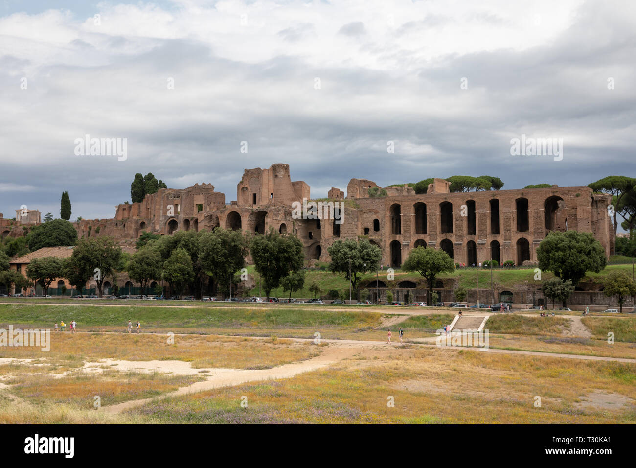 Rom, Italien, 23. Juni 2018: Panoramablick auf den Tempel des Apollo Palatinus auf Palatin Hügel des antiken Rom und Circus Maximus (Circo Massimo) ist ein Stockfoto