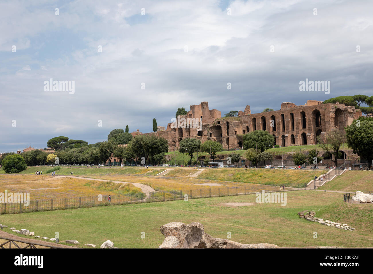 Rom, Italien, 23. Juni 2018: Panoramablick auf den Tempel des Apollo Palatinus auf Palatin Hügel des antiken Rom und Circus Maximus (Circo Massimo) ist ein Stockfoto