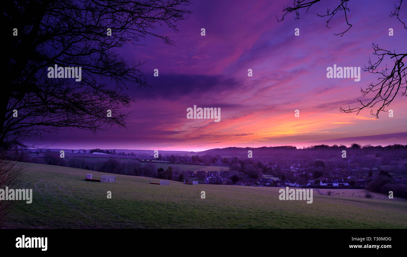 Frühling Sonnenaufgang über dem Dorf Hambledon, Hampshire in der South Downs National Park, Großbritannien Stockfoto