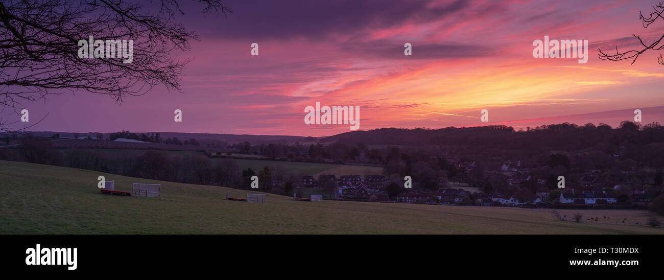 Frühling Sonnenaufgang über dem Dorf Hambledon, Hampshire in der South Downs National Park, Großbritannien Stockfoto