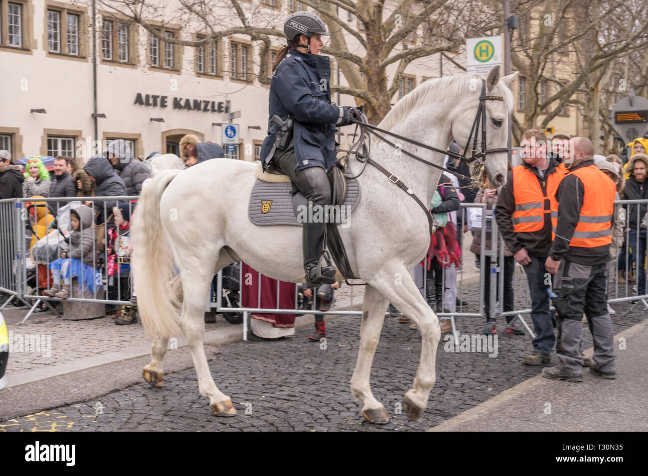 Polizistin beim pferd Fotos und Bildmaterial in hoher Auflösung Alamy