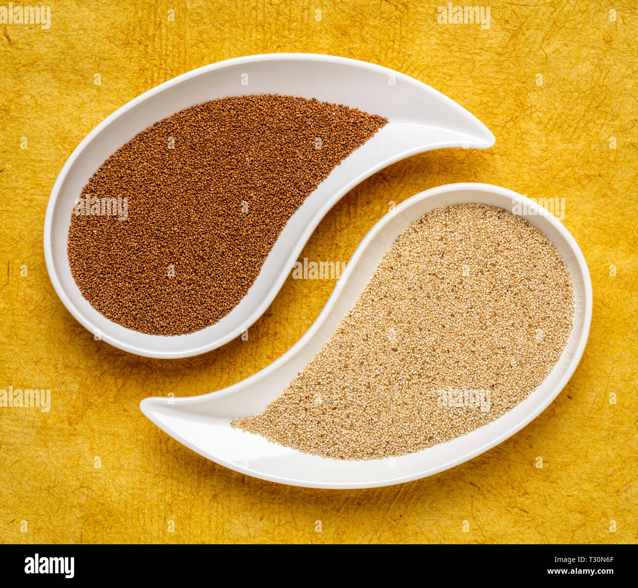 Glutenfreie Braun und Elfenbein teff Korn auf teardrop Form bowll gegen gelbe strukturiertes Papier - wichtige Nahrungsmittel Getreide in Äthiopien und Eritrea Stockfoto