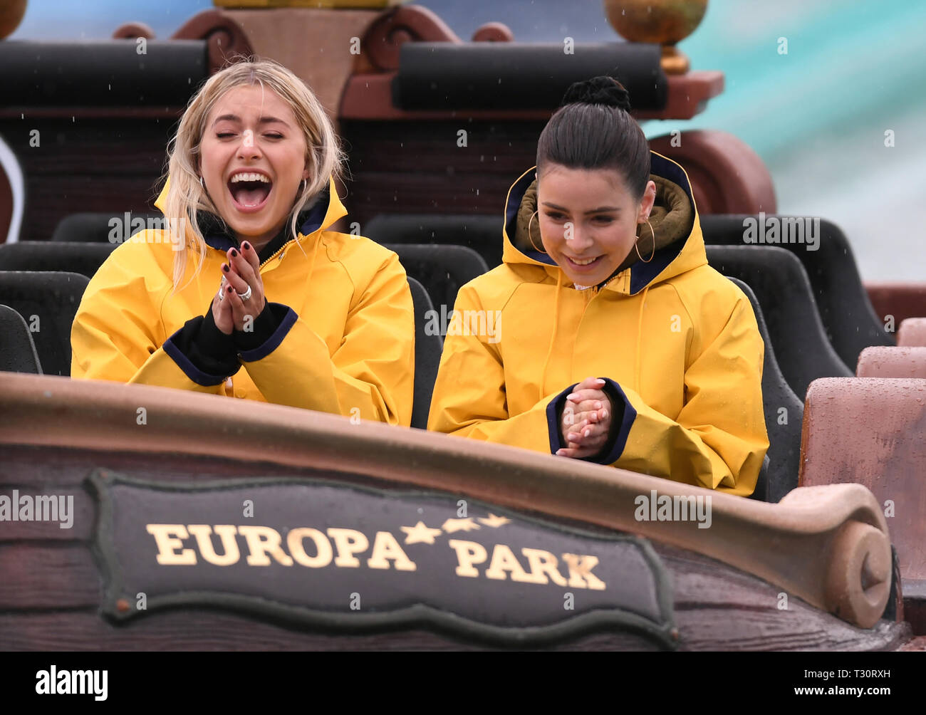 Rust, Deutschland. 04 Apr, 2019. Modell Lena Gercke (l) und Sängerin Lena  Meyer-Landrut sitzen in einer Achterbahn im Europa-Park und erwarten einen  grünen Schleim Dusche vor dem Nickelodeon Kids' Choice Award 2019.